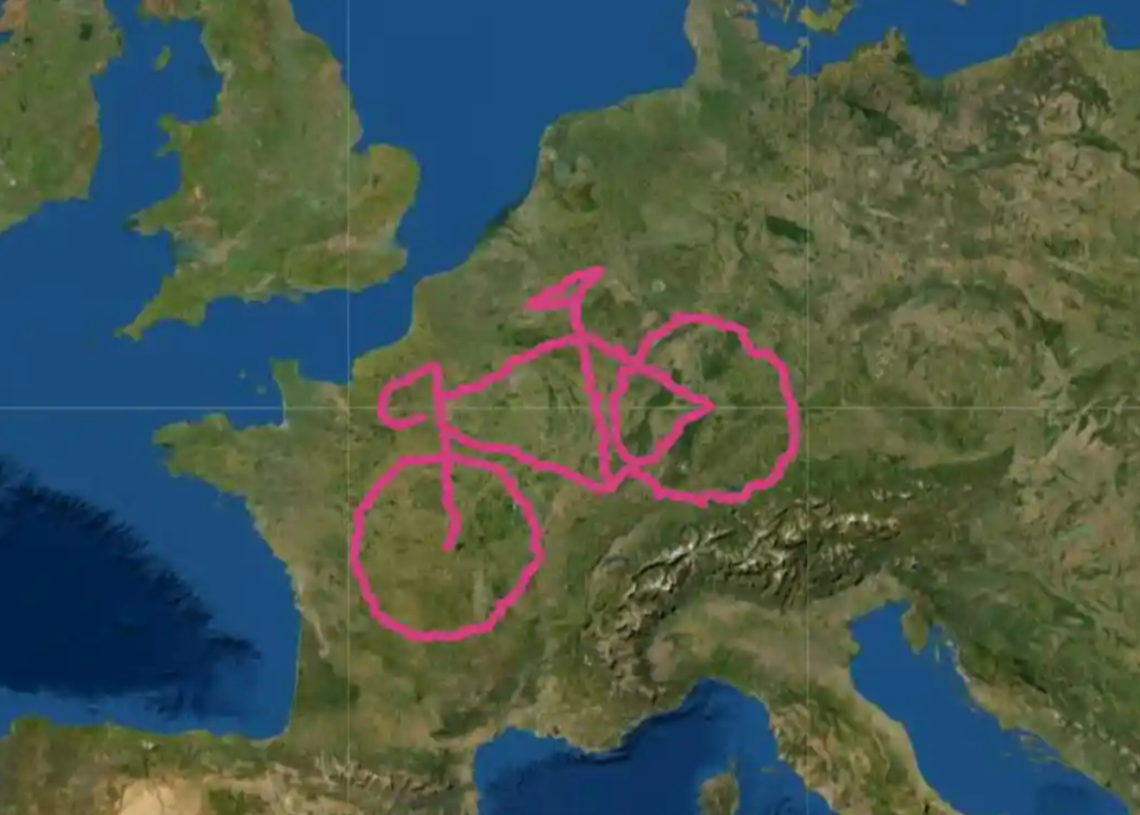 Un couple pédale des centaines de kilomètres pour dessiner un vélo géant et inciter à son utilisation au lieu de la voiture