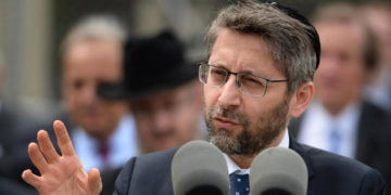 Testé positif au Covid-19, le grand Rabbin de France n&rsquo;a pas accompagné Macron en Algérie