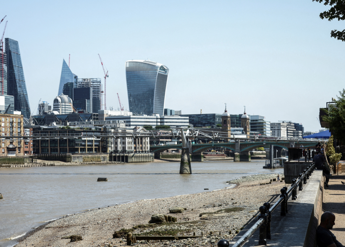 La Tamise, le fleuve qui traverse Londres , est asséchée à source
