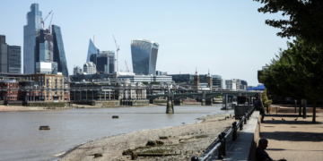 La Tamise, le fleuve qui traverse Londres , est asséchée à source