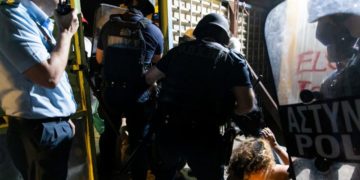 Grèce: des heurts ont éclaté durant l&rsquo;évacuation de l&rsquo;un derniers camps de réfugiés