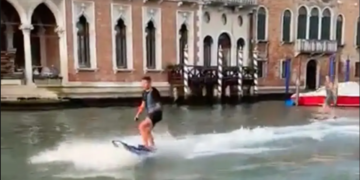 Surf électronique sur le Grand Canal: « J’offre un dîner à ceux qui les identifieront » déclare le Maire de Venise (vidéo)