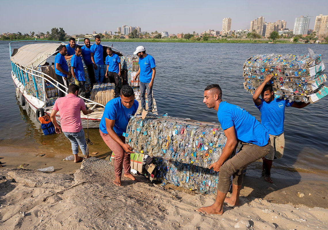 Egypte: construction d’une pyramide en déchets plastiques pour alerter sur la pollution du Nil avant la Cop27