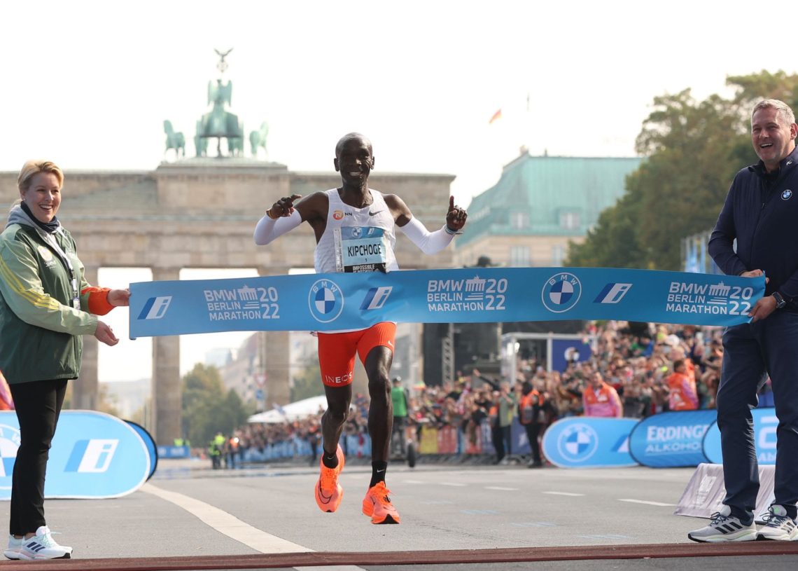 Eliud Kipchoge bat son propre record du monde de marathon!