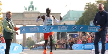 Eliud Kipchoge bat son propre record du monde de marathon!