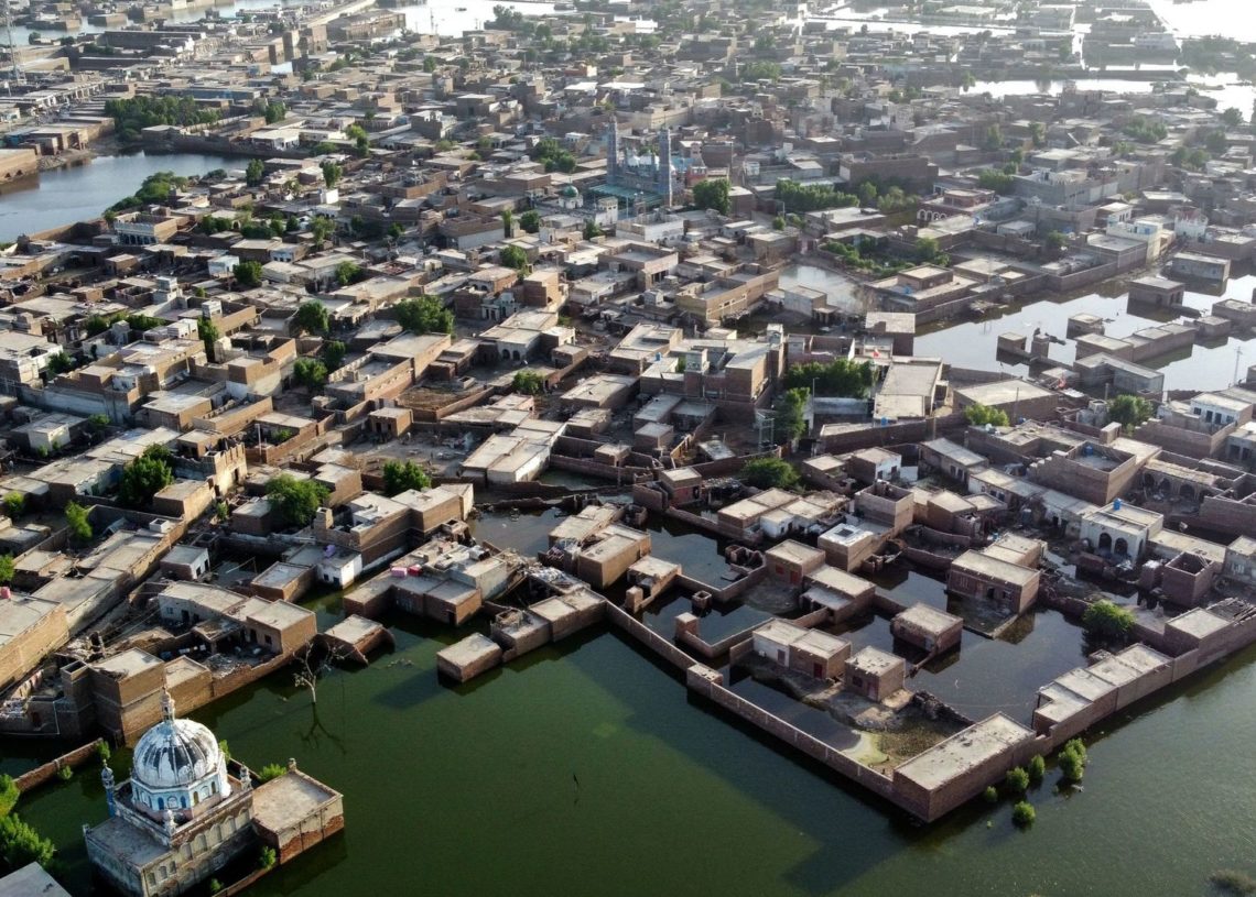 Inondations au Pakistan: Un tiers du pays sous les eaux et une épidémie de dengue signalée
