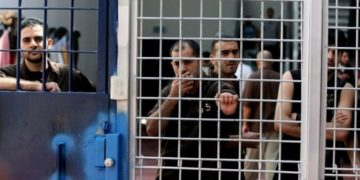 Trente prisonniers palestiniens entament une grève de la faim pour protester contre leur détention arbitraire