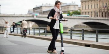 Paris: les trottinettes électriques en libre-service sur la sellette