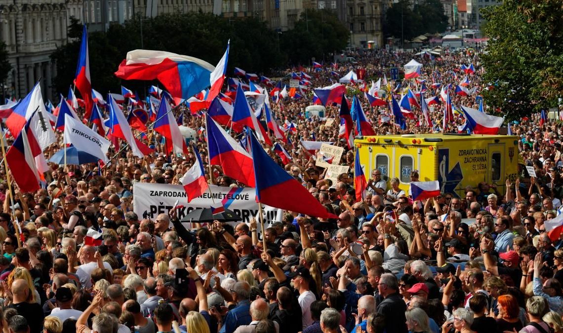 70.000 tchèques protestent contre un gouvernement « plus accaparé par l&rsquo;Ukraine que par ses citoyens »