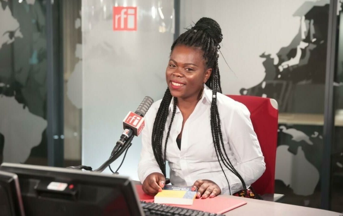 La slameuse camerounaise Ernis, remporte le concours Voix d’Afrique pour son roman « Comme une reine »