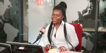 La slameuse camerounaise Ernis, remporte le concours Voix d&rsquo;Afrique pour son roman « Comme une reine »