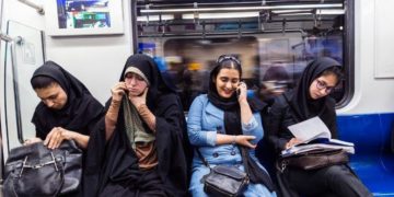 Iran: plus de 300 personnes arrêtées pour avoir milité contre le port du voile