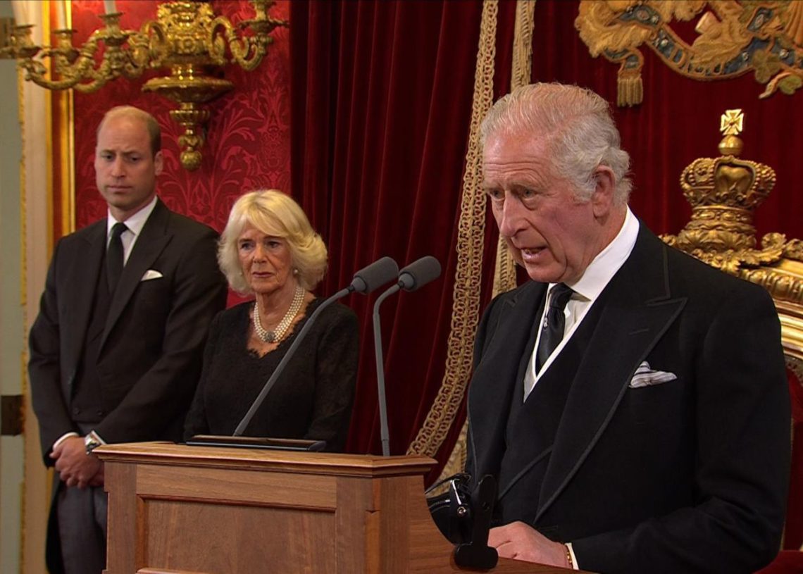 Charles III est officiellement proclamé roi par le Conseil d’adhésion.