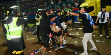 125 morts dans un stade en Indonésie: « des mesures doivent être prises » déclare le ministre de l&rsquo;intérieur