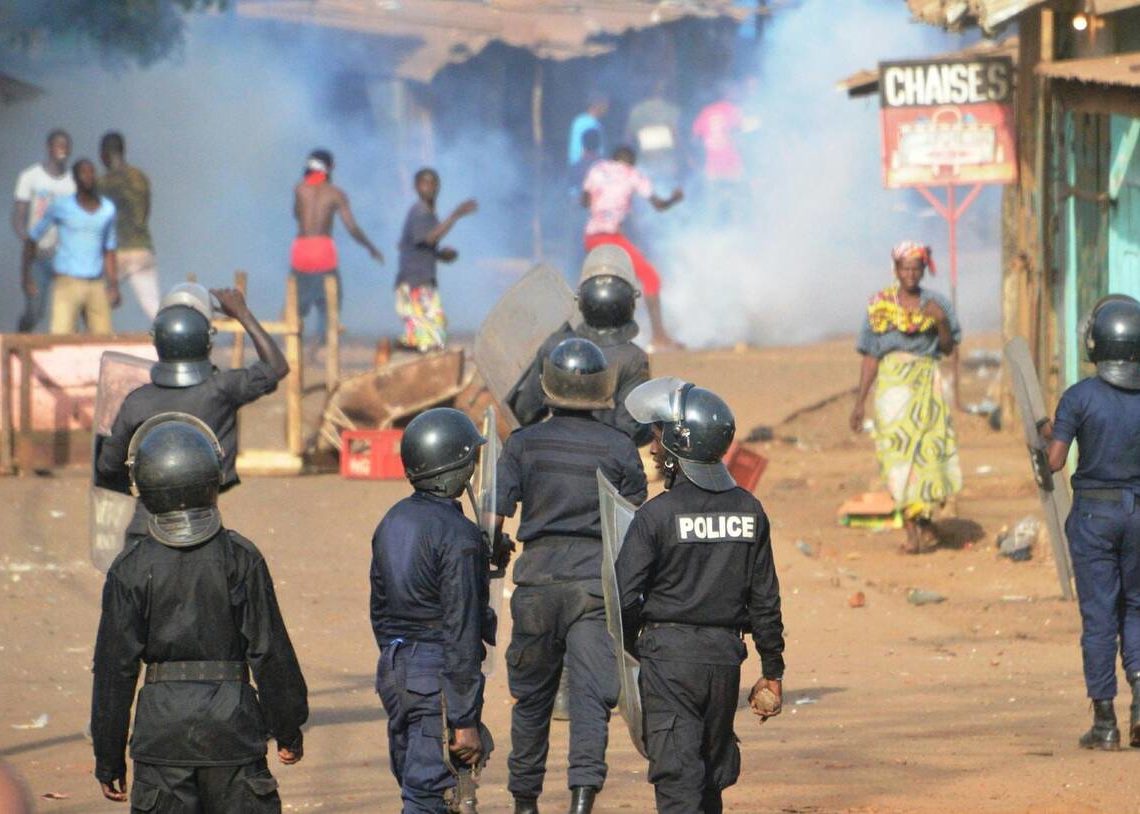 La justice guinéenne annonce l’interpellation d’un gendarme filmé en train de faire feu sur des manifestants