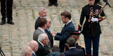 Emmanuel Macron rend un hommage « sobre et sans discours » aux combattants de la guerre d&rsquo;Algérie