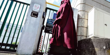 Laïcité: en France, le cas d&rsquo;élèves portant l&rsquo;abaya  au collège et au lycée est de plus en plus fréquent