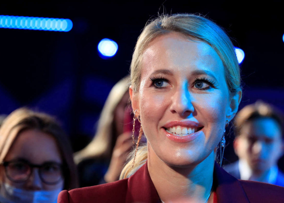 La « Paris Hilton russe » a fui le pays… à pied