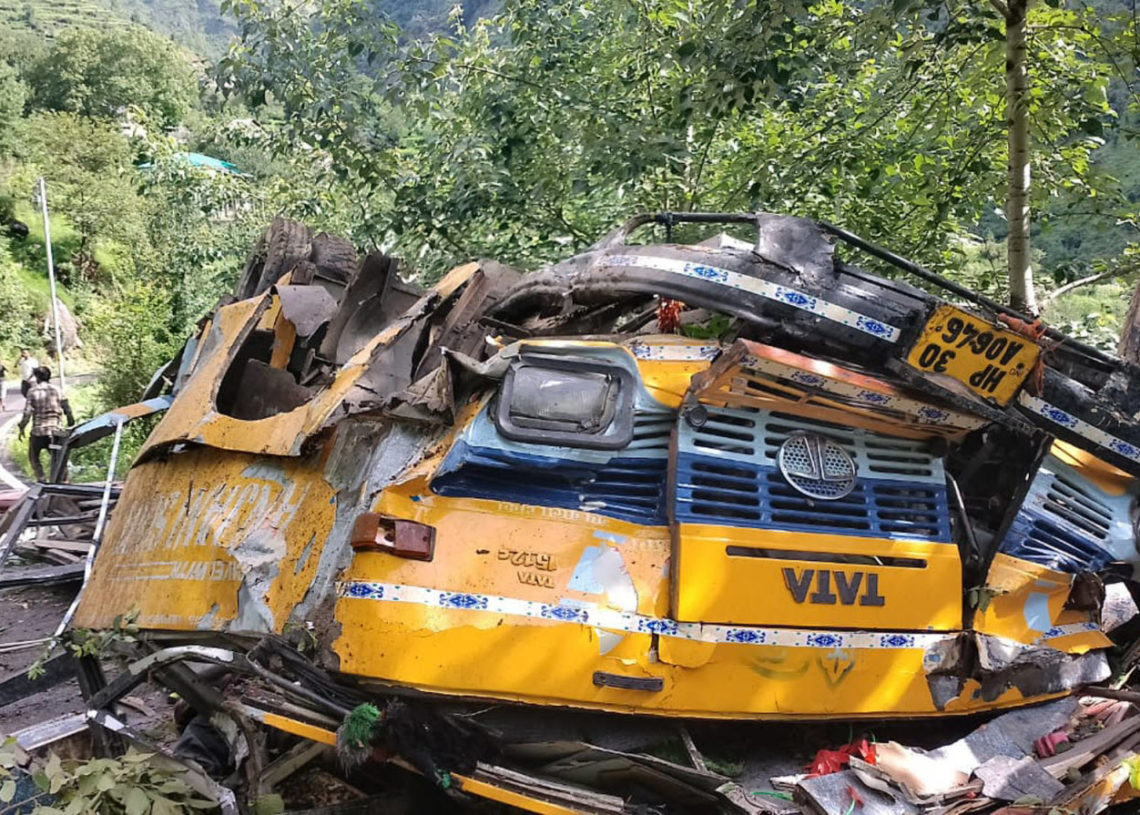 Inde: alors qu&rsquo;elles se rendaient à un mariage, une trentaine de personnes meurent dans chute d&rsquo;un bus au fond d&rsquo;une gorge