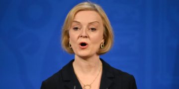 Grande-Bretagne: sous le feu des critiques, Liz Truss « se bat pour sa survie »