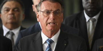 Brésil: Bolsonaro sort de son silence