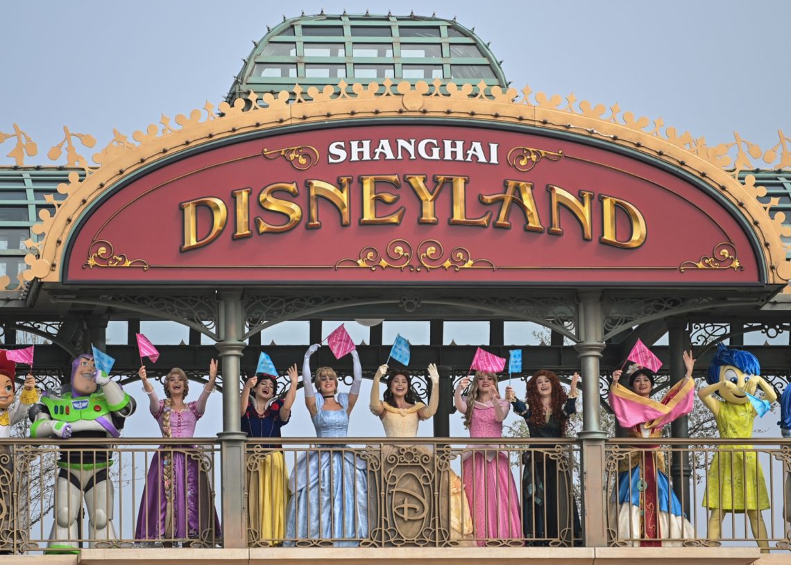 Stratégie zéro Covid: plus de 6000 confinés à Disney en Chine