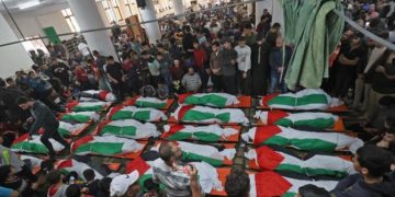 Gaza: des milliers de personnes assistent aux funérailles de 21 victimes de l&rsquo;incendie de Jabaliya