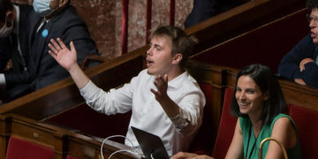 Code vestimentaire: la veste désormais obligatoire pour les députés français, la cravate recommandée