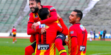 L’Espérance bat l&rsquo;US Tataouine (3-0) et reçoit son titre de champion
