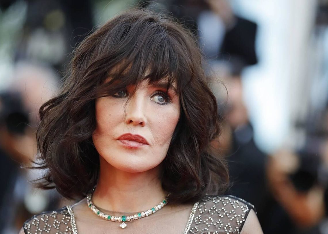 L’actrice Isabelle Adjani appelle les femmes « à enlever » leur voile « par solidarité » avec les Iraniennes