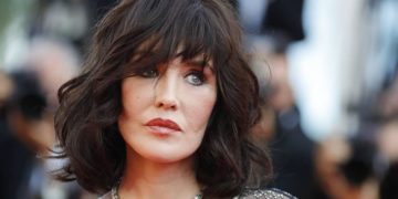 L&rsquo;actrice Isabelle Adjani appelle les femmes « à enlever » leur voile « par solidarité » avec les Iraniennes