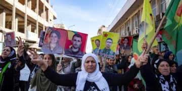 Syrie: des milliers de manifestants kurdes dans la rue pour protester contre les frappes turques