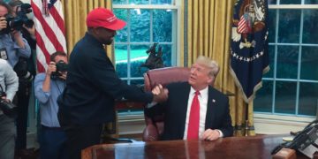 Donald Trump critiqué pour avoir dîné avec Kanye West et un suprématiste blanc
