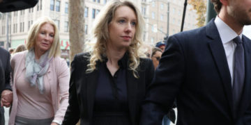Etats-Unis : Elizabeth Holmes, star déchue de la Silicon Valley, condamnée à onze ans de prison pour fraude