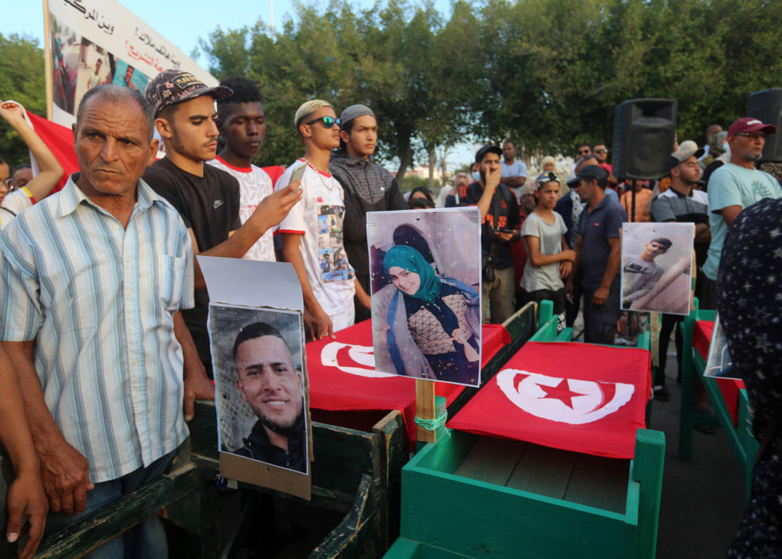 Zarzis: les tombes du cimetière « Jardin d’Afrique » fouillées par les proches des disparus en mer
