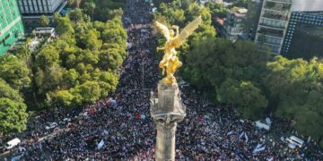 Mexique: le président entraine « 1 million » de personnes dans les rues en soutien à sa politique