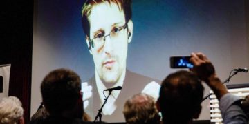 Le lanceur d’alerte Edward Snowden est désormais russe