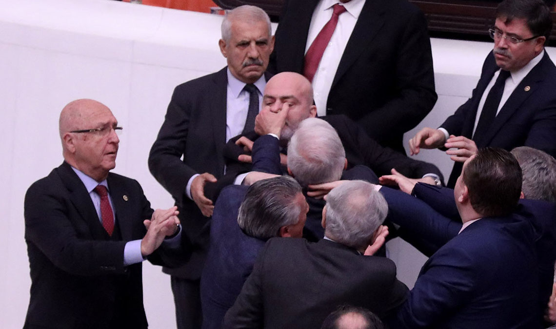 Vidéo: un député turc en soins intensifs après une bagarre au Parlement