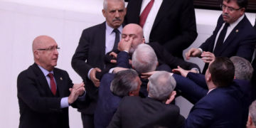 Vidéo: un député turc en soins intensifs après une bagarre au Parlement