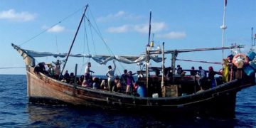 Asie du Sud-Est: un bateau abritant près de 200 réfugiés rohingyas dont des enfants bloqué en mer depuis plusieurs semaines
