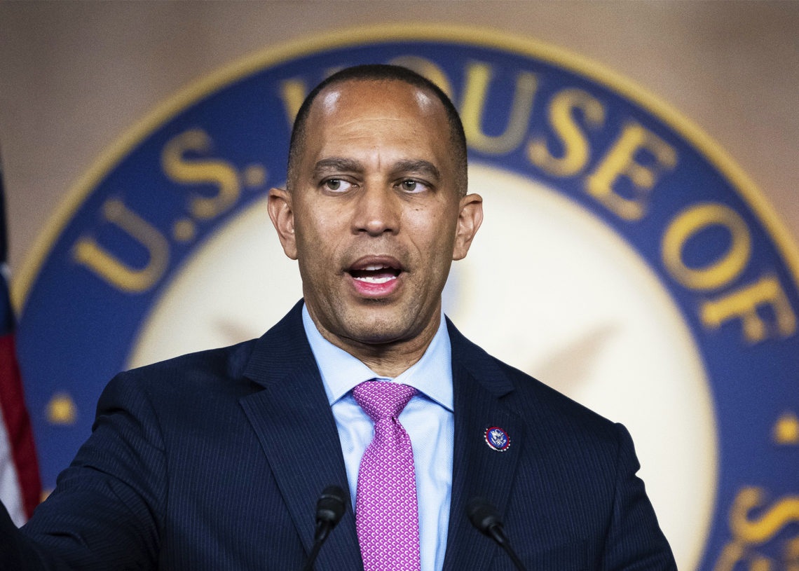 Etats-Unis : le démocrate Hakeem Jeffries, premier homme noir chef d’un parti au Congrès, succède à Nancy Pelosi