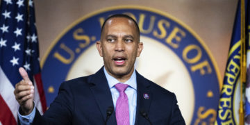Etats-Unis : le démocrate Hakeem Jeffries, premier homme noir chef d’un parti au Congrès, succède à Nancy Pelosi