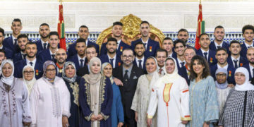 Mohamed VI reçoit les mères des joueurs de l&rsquo;équipe nationale: « un hommage à ces femmes qui ont transmis l&rsquo;amour du pays à leurs enfants »