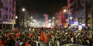 Vidéos: Mohammed VI, dans la rue avec les supporters pour fêter la victoire du Maroc au Qatar