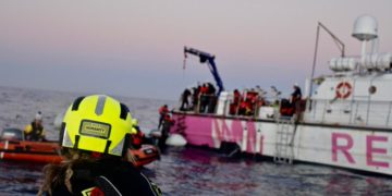 Une migrante fuyant la Libye accouche sur le navire de secours de Médecins Sans Frontières