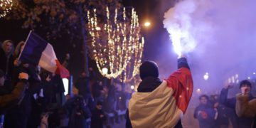 France: ambiance festive sur les Champs Elysées après la victoire des Bleus