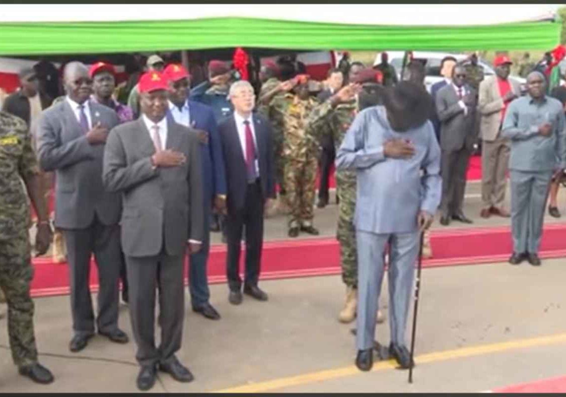 Le Président du Sud-Soudan mouille son pantalon en pleine cérémonie