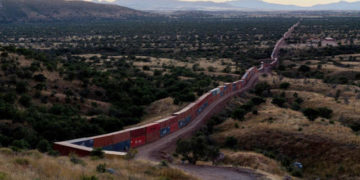 Etats-Unis: un gigantesque mur de conteneurs va être démantelé à la frontière entre l&rsquo;Arizona et le Mexique