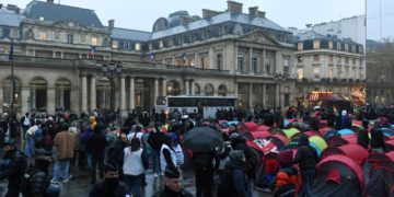 France: 200 jeunes migrants sans-abri installent des tentes devant le Conseil d&rsquo;Etat