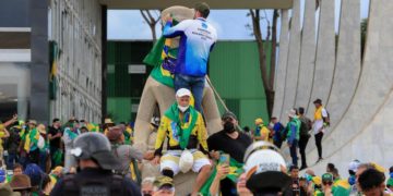 Attaque contre le pouvoir au Brésil: les autorités de Brasilia accusées d&rsquo;avoir « laissé faire »